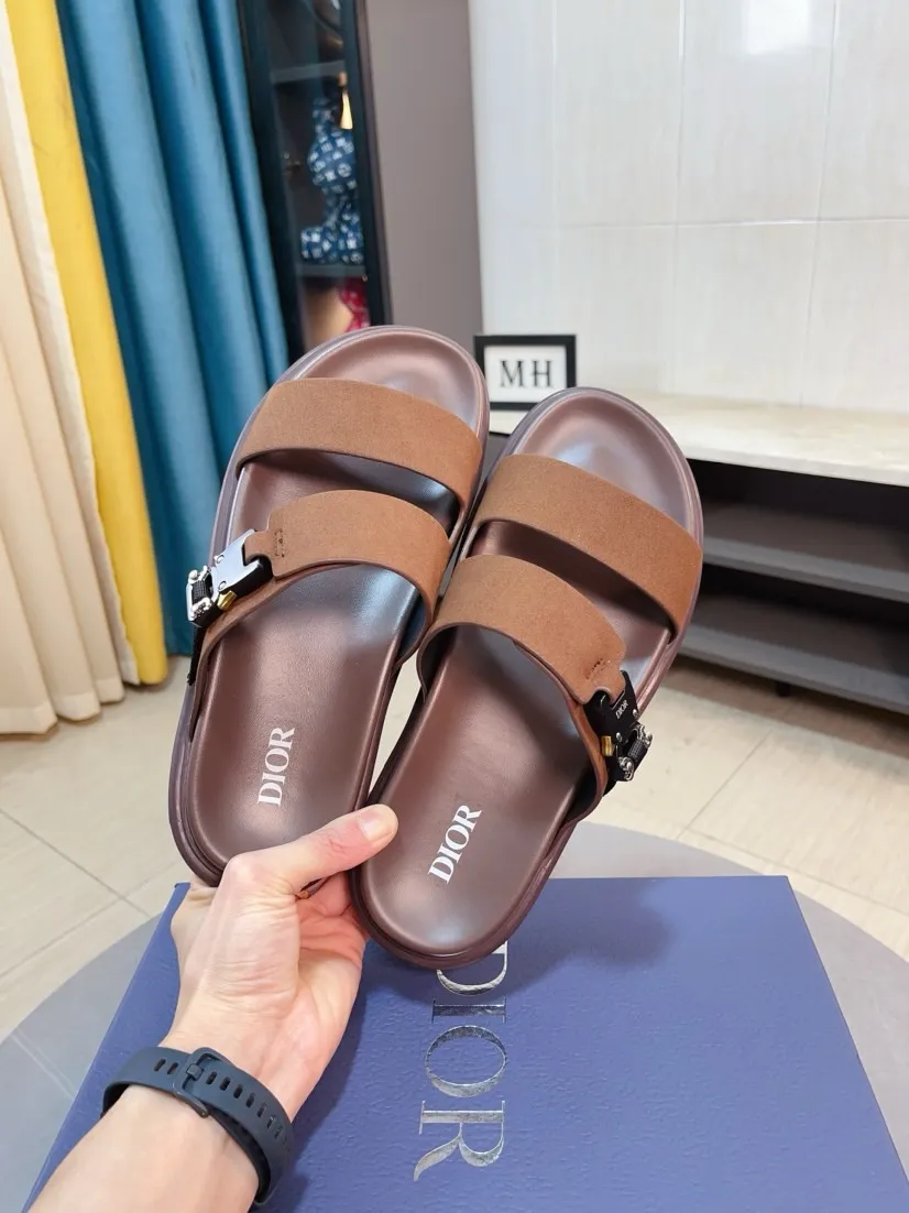 Men's Men's Shoes 💰320🌸🌸Dior Aqua Men's Sandals Slippers. Showcasing Dior haute couture design. The Dior gray suede strap is accented with an aluminum Dior buckle for added style. Paired with a comfortable tonal notch sole, they pair easily with shorts or jeans for a sophisticated look. Main body: suede cow leather, technical fabric lining: cow leather, with adjustable straps, aluminum Dior buckle, Dior gray EVA insole, tonal notch rubber outsole splicing structure👌👌size: 38-44 (45.46 customized)